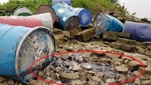 Chất lỏng trong thùng phuy chảy lênh láng.