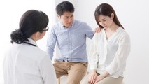 Vợ chồng hiếm muộn tư vấn bác sĩ. (Ảnh minh họa)