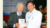 Nhà thơ Trịnh Ngọc Dự (trái) tặng nhà thơ Ngô Đức Hành tập thơ “Trịnh Ngọc Dự, thơ và trường ca”. Ảnh: Phạm Công Thắng.