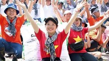 Nguyễn Ngọc Ánh (giữa) và cộng đồng Xanh Việt Nam ra quân dọn rác. (Ảnh: Nhân vật cung cấp)