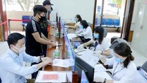 Bộ phận một cửa Sở Tư pháp Hà Nội giải quyết yêu cầu công việc cho người dân.