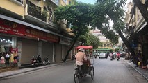 Các cửa hàng, khách sạn phố cổ đóng cửa, chịu lỗ nặng vì không có khách du lịch quốc tế.