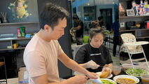Trường Giang tận tụy làm đồ ăn gửi vợ; vợ chồng Cường Đô La tự tay làm bánh mì tặng bà con khó khăn mùa dịch