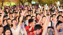 Người hâm mộ đổ ra ăn mừng, đường phố ùn tắc, đêm Hà Nội náo nhiệt