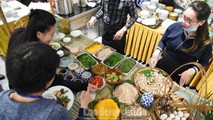 Phóng viên quốc tế thích thú với món ăn Việt Nam