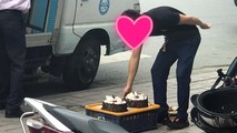 Khách hàng phát hoảng khi nhân viên Paris Gateaux đặt bánh xuống vỉa hè