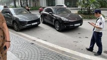 Hai chiếc xe Porche Macan trùng biển số được phát hiện ở Times City. Ảnh: Facebook