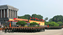 Các lực lượng quân đội với quốc kỳ giương cao tiến vào lễ đài.