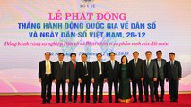 Phó Thủ tướng Vũ Đức Đam chụp ảnh lưu niệm cùng lãnh đạo Tổng cục Dân số tại lễ phát động