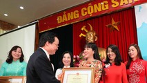 127 cô giáo, đại diện cho hơn 400.000 giáo viên mầm non trên cả nước đã nhận bằng khen của Bộ trưởng Bộ Giáo dục và Đào tạo