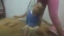 Video ghi lại cảnh một người phụ nữ khoảng 30 tuổi dùng dây thừng buộc vào cổ bé trai khoảng 3 tuổi và dùng vũ lực đánh đập