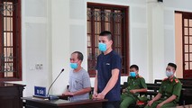 Bị cáo Nguyễn Văn Thân (áo sáng) và Trần Văn Toàn lĩnh tù chung thân.