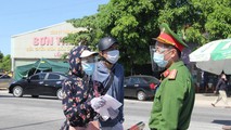 Những ngày qua, lực lượng các đơn vị công an, dân quân tự vệ đã ngày đêm chốt chặn tại các cửa ngõ ra vào TP Vinh