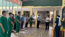 Nữ nhân viên y tế lập bàn thờ vọng mẹ chồng trong bệnh viện dã chiến số 1 Nghệ An (Ảnh: Y.T)
