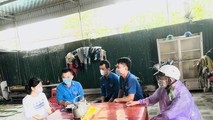 Các đoàn viên đến chia sẻ, động viên H. tiếp tục kỳ thi quan trọng. Ảnh :T,L