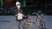 Em Lương Văn Khôi bên chiếc xe đạp được chủ trọ tặng làm phương tiện để về quê