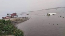 Lật phà chở ô tô và 6 người trên sông Đáy