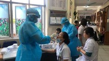 Trung tâm Kiểm soát Bệnh tật tỉnh Thái Bình lấy mẫu xét nghiệm Covid-19. Ảnh: CDC Thái Bình.