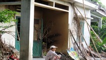 Ngôi nhà của bà Huệ được đồng đội xây tặng nay đã xuống cấp.