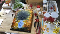 Tranh hoa sống động làm từ đất sét của người phụ nữ giàu nghị lực