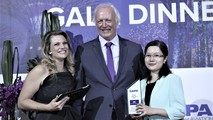 Ông Peter Harbison - Chủ tịch CAPA trao giải Hãng hàng không của năm cho đại diện Vietnam Airlines (bìa phải)