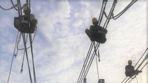 Công nhân Đội Dịch vụ kỹ thuật Thanh Hóa lắp đặt thiết bị trên công trường TBA 220kV Đình Vũ