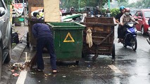 Rác tập trung tại vỉa hè tuyến đường Hoàng Sa, Trường Sa, quận Phú Nhuận gây nhiều bức xúc cho người dân.