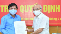 Ông Tăng Hữu Phong (bên trái) nhận quyết định từ Trưởng Ban Tuyên Giáo Thành ủy TP HCM Phan Nguyễn Như Khuê. Ảnh: VIỆT DŨNG
