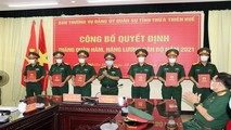Đại tá Hà Văn Ái, Phó Chính ủy Bộ Chỉ huy Quân sự tỉnh trao Quyết định nâng lương Trung tá cho 07 sĩ quan.