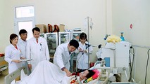 Bác sỹ thăm khám bệnh nhân tại BV Đa khoa Mộc Châu