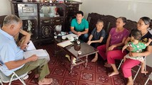 Thân nhân gia đình quân nhân Trần Đình Thi trao đổi với phóng viên. Ảnh: Xuân Hồng