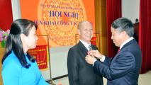 í thư Đảng ủy TAND Tối cao Nguyễn Văn Thuân gắn Huân chương lao động hạng Nhì cho Nguyên Phó Chánh án TAND tỉnh Quảng Ninh Đào Đình Trợi