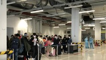 Nhiều người từ vùng dịch đã được đón về Sân bay Vân Đồn.