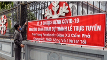 Ông Trần Xuyên Đài, Trùm cả Giáo họ Cẩm Phả - Quang Hanh treo khuyến cáo giáo dân không đến nhà thờ hành lễ để phòng, chống dịch.