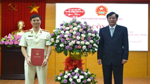 Phó Viện trưởng VKSND tối cao Trần Công Phàn trao Quyết định và tặng hoa chúc mừng đồng chí Hoàng Anh Tuyên.