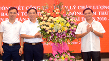Phó Chủ tịch UBND tỉnh Nguyễn Phùng Hoan (ngoài cùng bên phải) chúc mừng Chi cục Quản lý chất lượng nông, lâm sản và thủy sản Nam Định nhân kỷ niệm 10 năm thành lập.