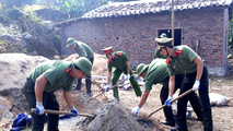 Cán bộ chiến sỹ công an xây dựng phong trào giúp dân xây dựng nông thôn mới