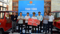 Quảng Ninh trao tặng 2 xe điện cho Ban Quản lý Nghĩa trang Trường Sơn.