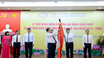 Thừa ủy quyền của Chủ tịch nước, Phó Thống đốc Thường trực NHNN Việt Nam Đào Minh Tú đã trao Huân chương Lao động hạng Nhất cho tập thể NHNN chi nhánh Quảng Ninh.