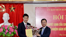 Phó Chủ tịch Thường trực UBND tỉnh Quảng Ninh trao quyết định bổ nhiệm cho tân Giám đốc Sở NN&PTNT Nguyễn Văn Công (bên trái).