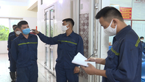 Đo thân nhiệt cho công nhân trước khi giao ca tại công ty than Uông Bí.