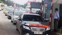 Đoàn xe với băng rôn đòi quyền lợi khi đi qua cầu Bến Thủy
