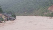 Nước sông dâng cao, nhiều ngôi nhà ở Kỳ Sơn - Nghệ An ngập sâu.