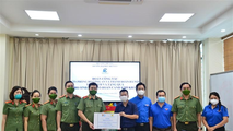 Văn phòng Bộ Công an phối hợp cùng Thành đoàn Hà Nội trao tặng 100 suất quà hỗ trợ cho sinh viên ngoại tỉnh gặp khó khăn do dịch COVID-19 đang học tập tại Trường Đại học Điện lực