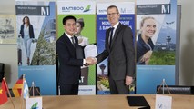 Đại diện lãnh đạo Bamboo Airways và sân bay Munich trao MoU.