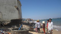 Người dân Tiến Đức nơm nớp lo nhà sụp.