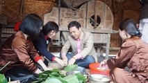 Ông Đặng Huy Hậu, Phó Chủ tịch Thường trực UBND tỉnh Quảng Ninh trực tiếp trải nghiệm gói bánh trưng tại không gian "Tết Việt"