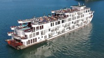 Tàu Ambassador Cruise- QN8879 được bố trí vùng neo đậu tách biệt.