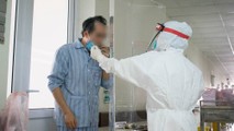 Bệnh nhân được lấy mẫu xét nghiệm Covid-19 tại Bệnh viện Bệnh Nhiệt đới Trung ương. Ảnh: Nga Chi
