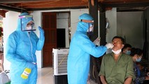 Lấy mẫu xét nghiệm với trường hợp liên quan đến người mắc Covid-19. Ảnh: yenbai.gov.vn